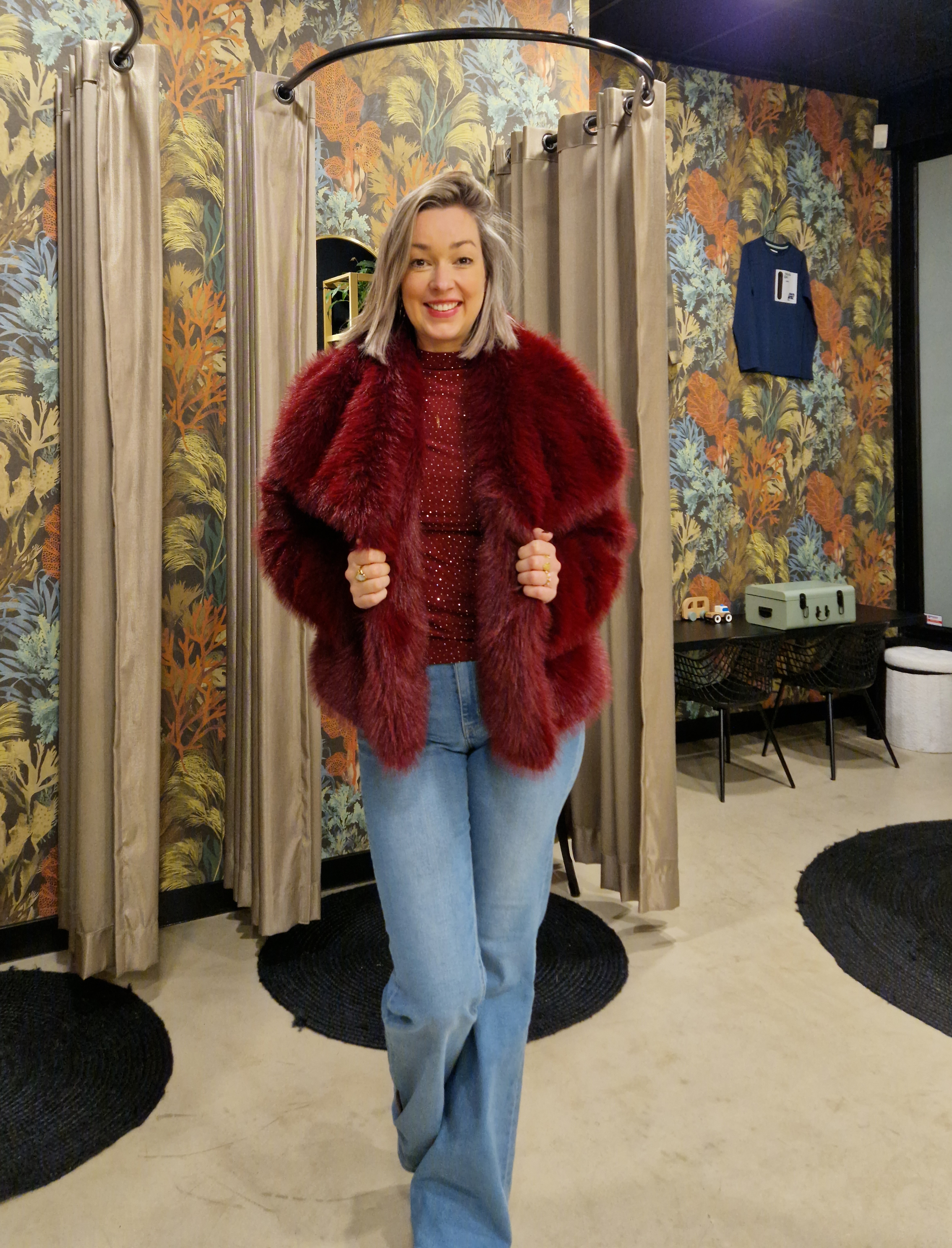 PinnedByK - Jacket Red Fur - Afbeelding 2